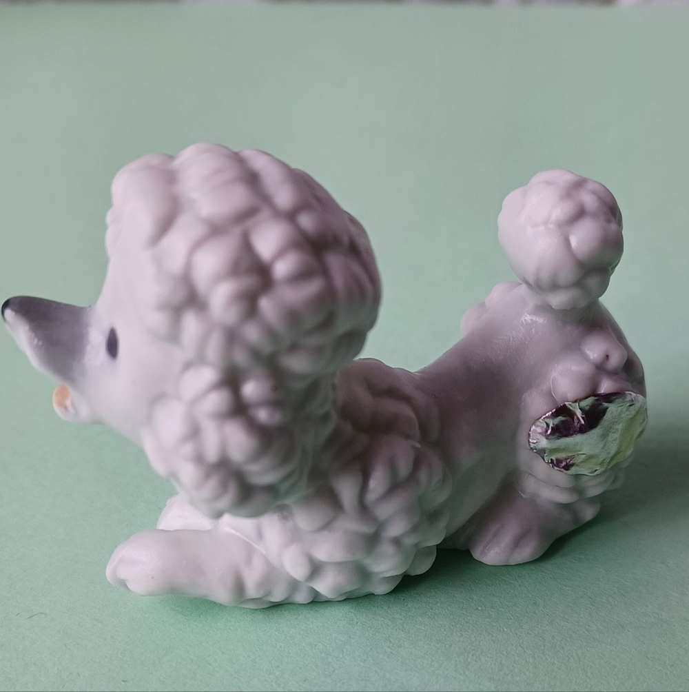 VINTAGE SMALL BONE CHINA POODLE FIGURINE UNBRANDED (FADED SILVER FOIL STICKER) - Picture 5 of 13